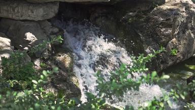 瀑布深森林慢运动拍摄自然瀑布巨大的石头